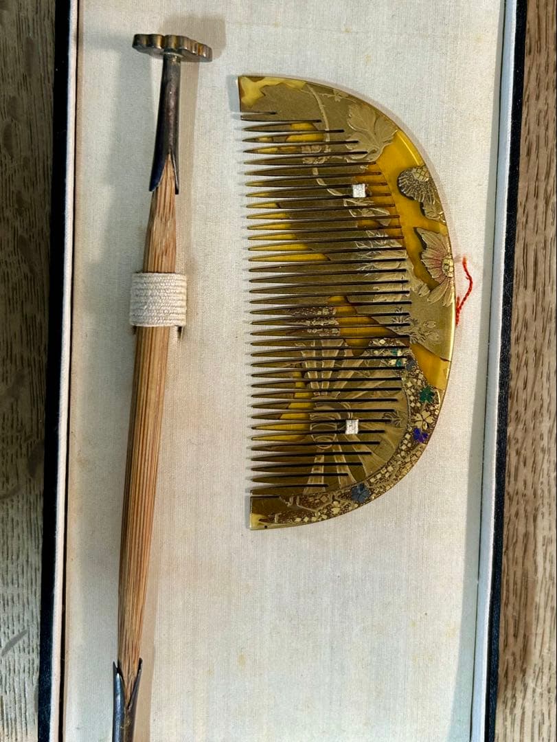 螺鈿細工蒔絵ゴールド鼈甲櫛とかんざしのセット　箱入り