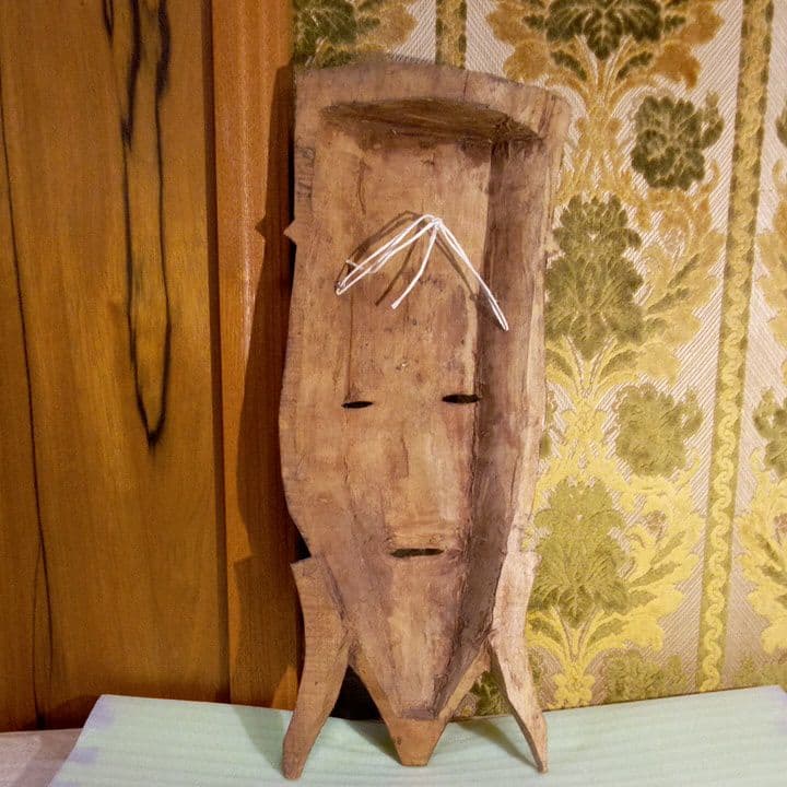 インドネシア製　壁掛け木彫　オブジェ　木製　木彫り　インテリア　魔除け　厄除け