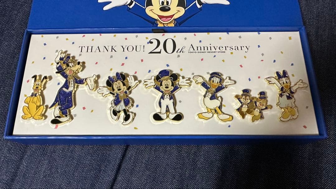 希少 ディズニーストア20周年記念限定グッズ ミッキー＆フレンズ ピンバッジ