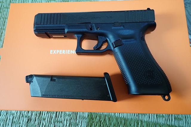 超美品！！東京マルイ G17 Gen5 ガスガン ホルスター付き！！