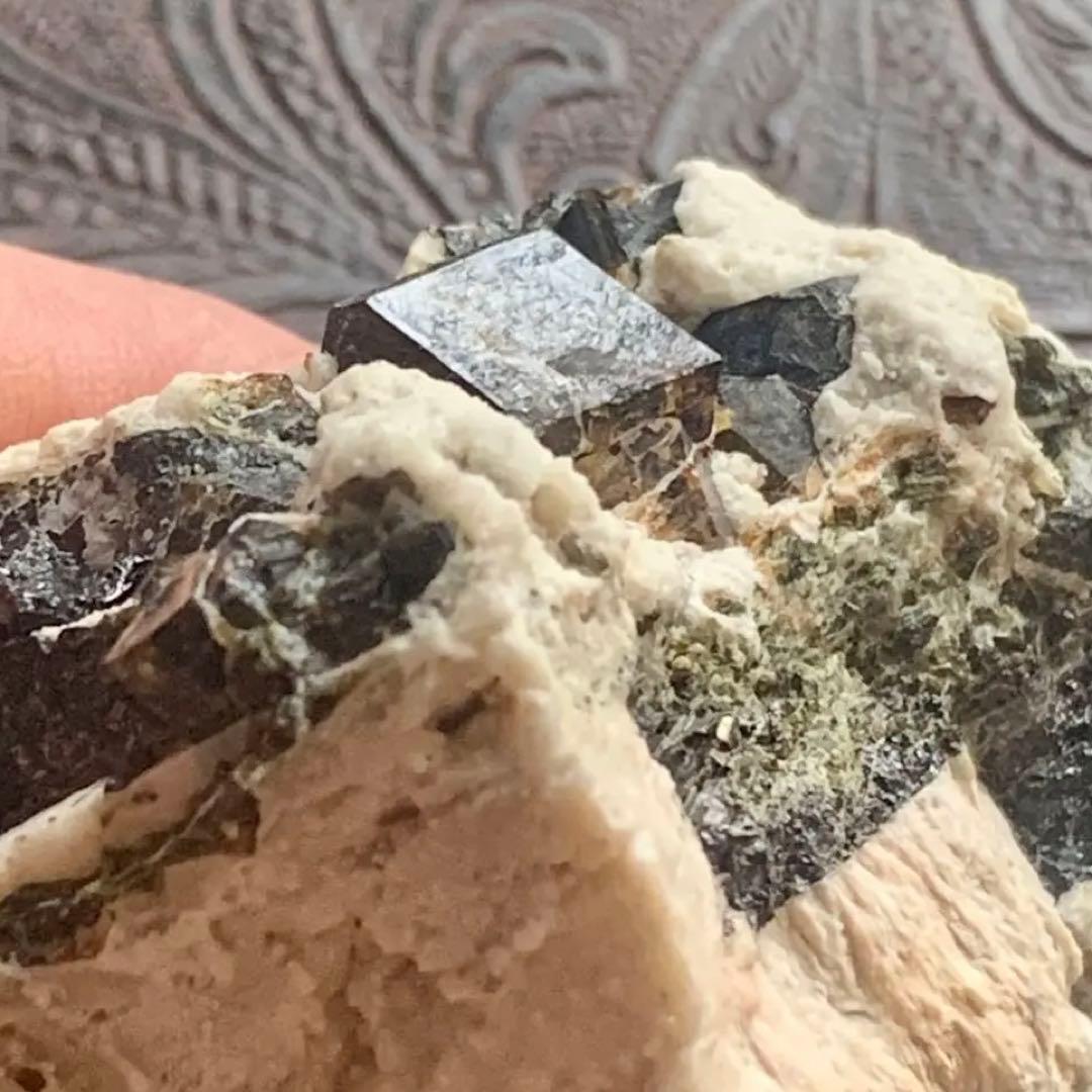 希少！アンドラダイトガーネット母岩付巨大クリスタル