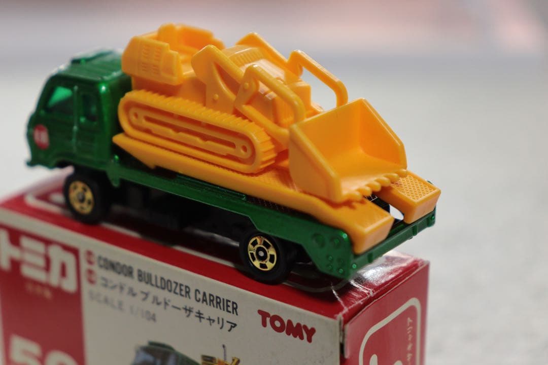 T*A様 日本製　トミカ　UD コンドル　ブルドーザーキャリア　赤箱　56