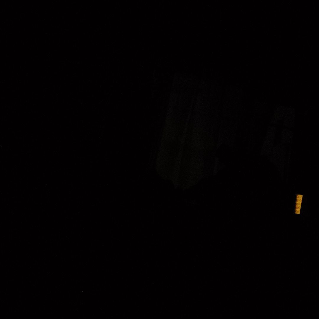 暗い色の光点があるピンバッジ