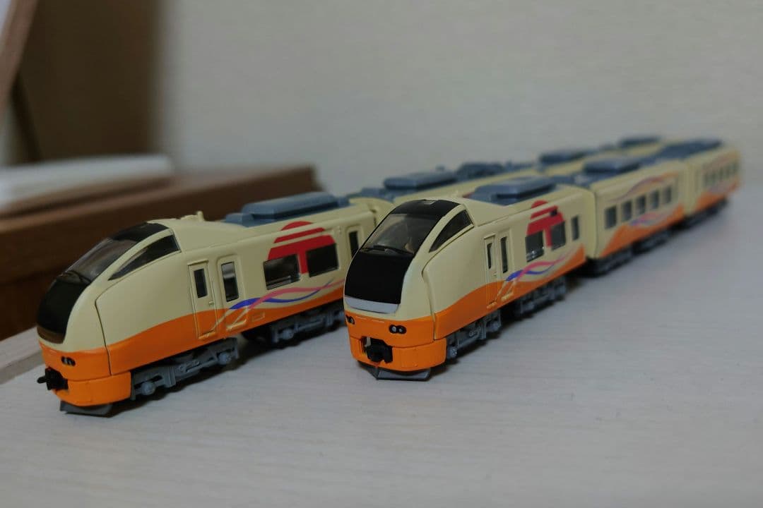 煮*物様 Bトレ　E653系いなほ塗装