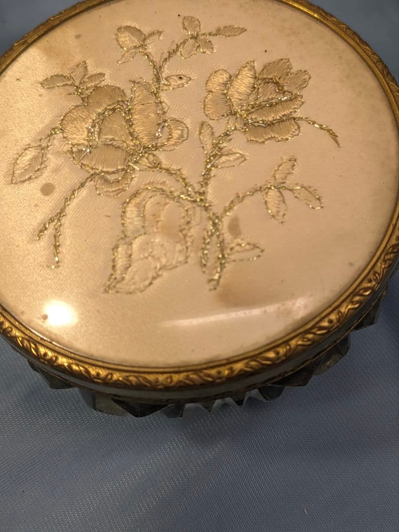 イギリス アンティーク Regent of London 刺繍 ガラス小物入れ