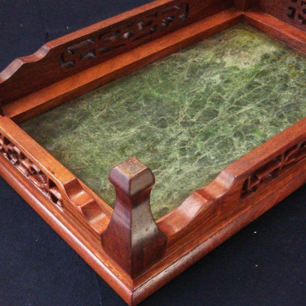 花台（おそらく大理石はめ込み）