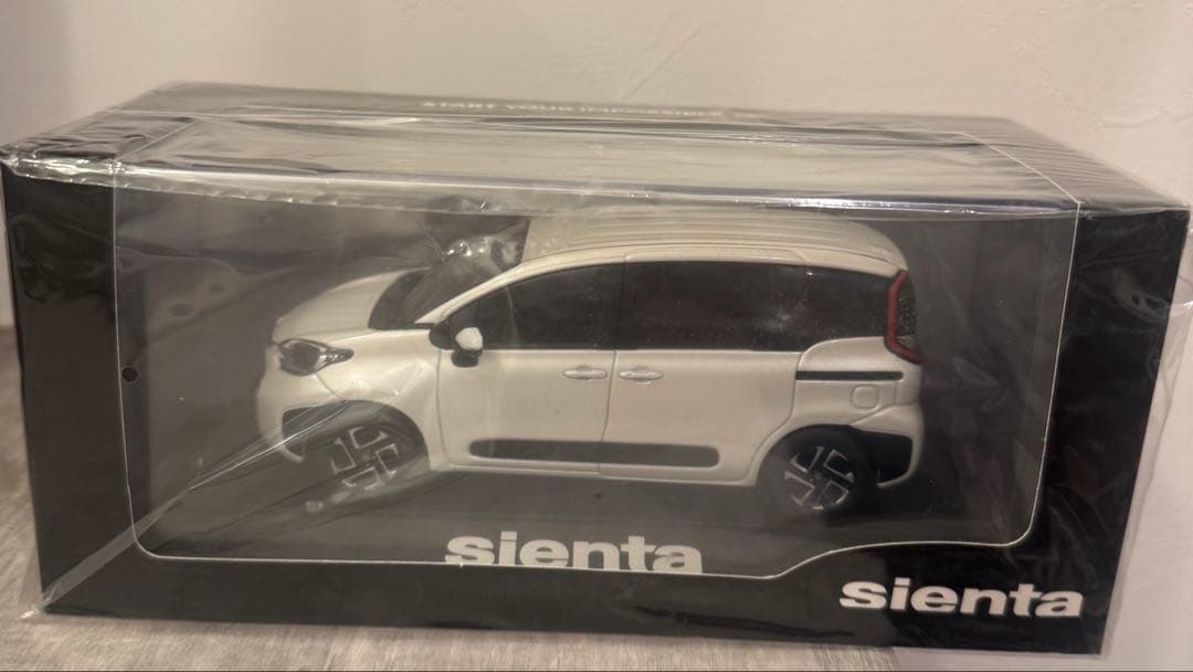 トヨタ　新型シエンタ　1/30ミニカー　非売品