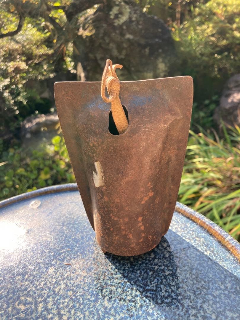 京都で見つけた素敵なアンティーク　ベル　金属製　三角形の鐘　レザー　革