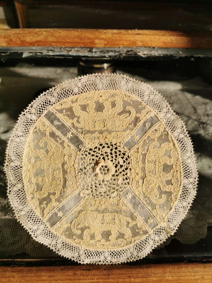 アンティーク 4頭の象アランソン クロシェ編の花 ノルマンディーレースドイリー