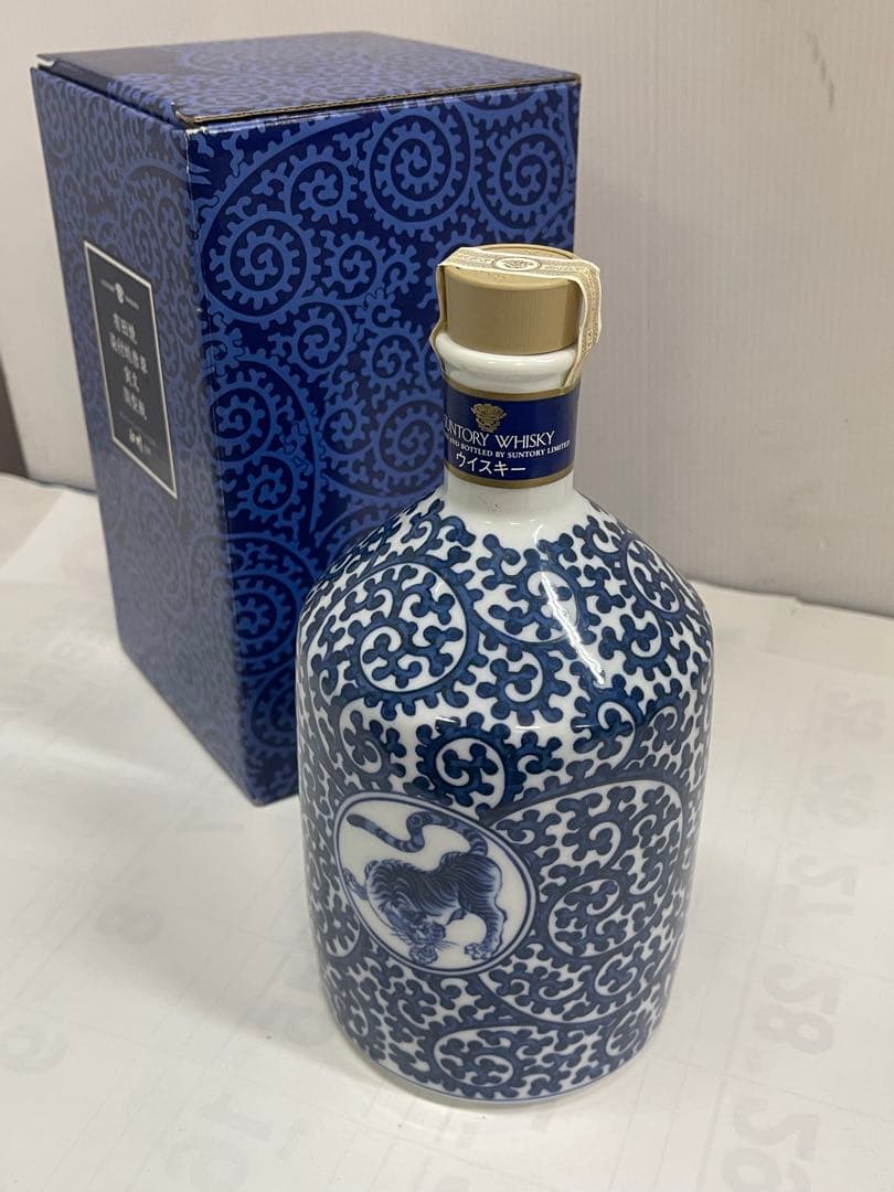 未開栓 サントリー 白州12年 ウイスキー 有田焼 染付蛸唐草寅文筒型瓶「寅」