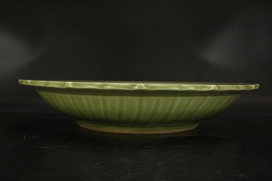 中国美術 青磁 刻草花紋 皿 φ42.5cm(ZE728)
