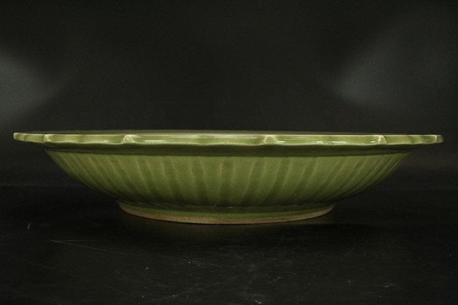 中国美術 青磁 刻草花紋 皿 φ42.5cm(ZE728)