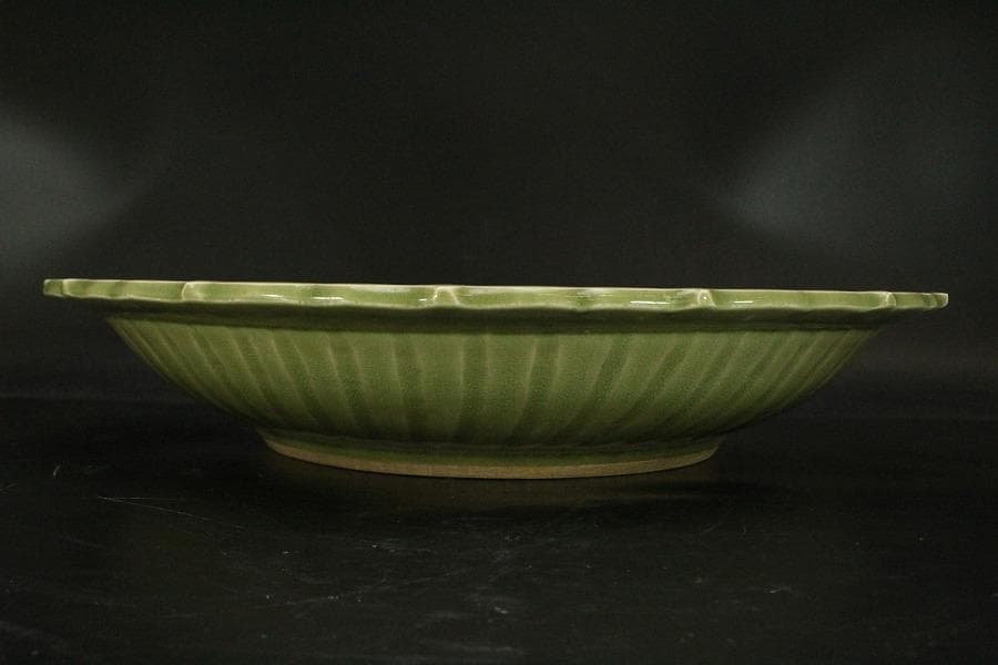 中国美術 青磁 刻草花紋 皿 φ42.5cm(ZE728)