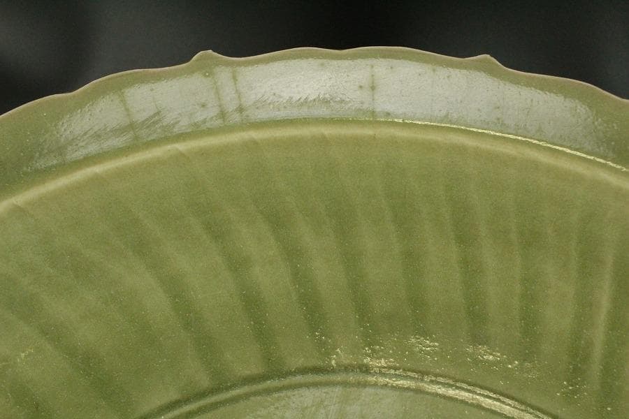 中国美術 青磁 刻草花紋 皿 φ42.5cm(ZE728)