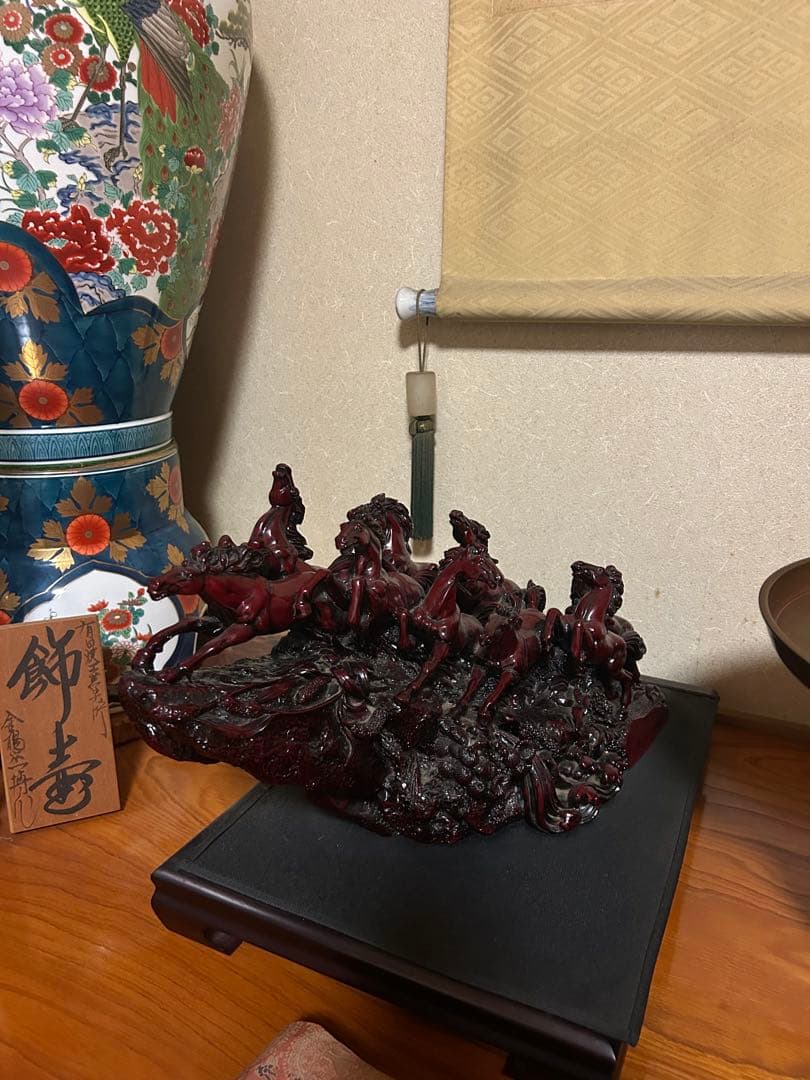 赤色木製馬彫刻 約30cm x 20cm