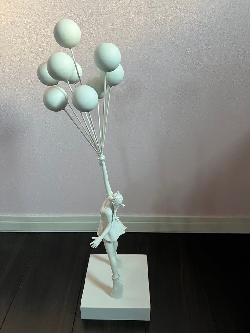バルーンを持つ少女のホワイトフィギュアバンクシー