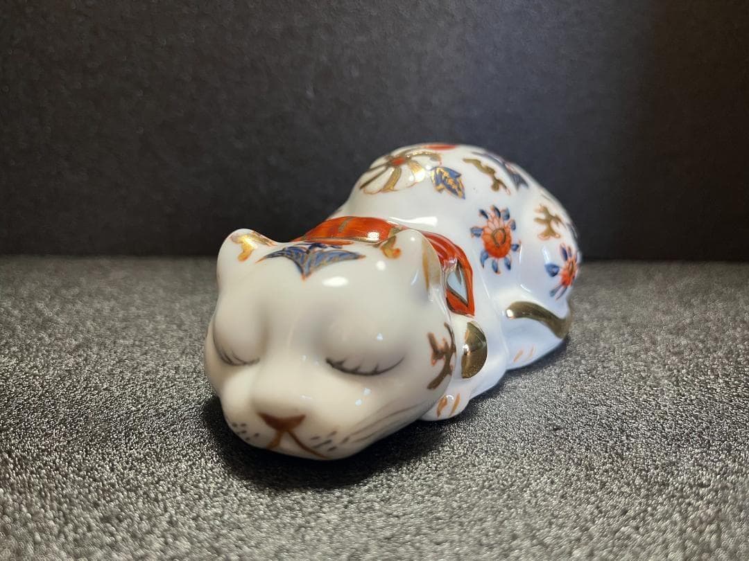 伊万里 陶器 金彩 眠り猫 猫 縁起物 置物 飾物