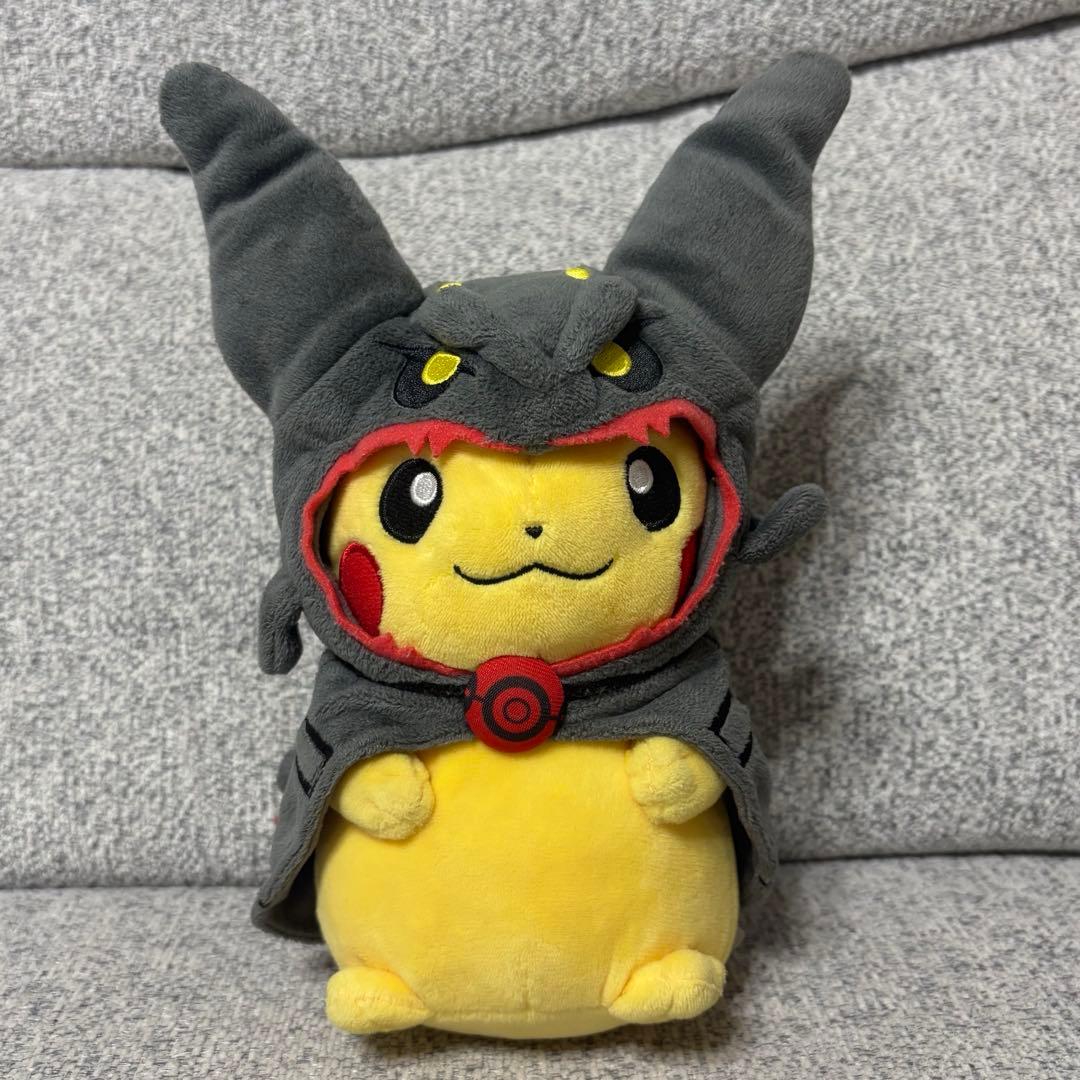 ポケモン 黒いレックウザのポンチョをきたピカチュウ ぬいぐるみ