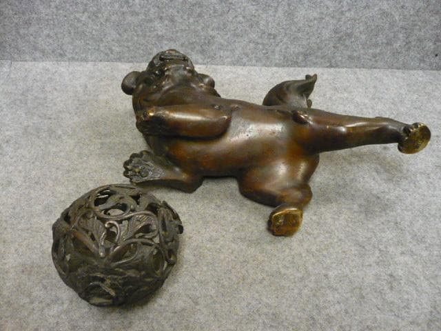 古銅玉獅子の置物 [B31640]