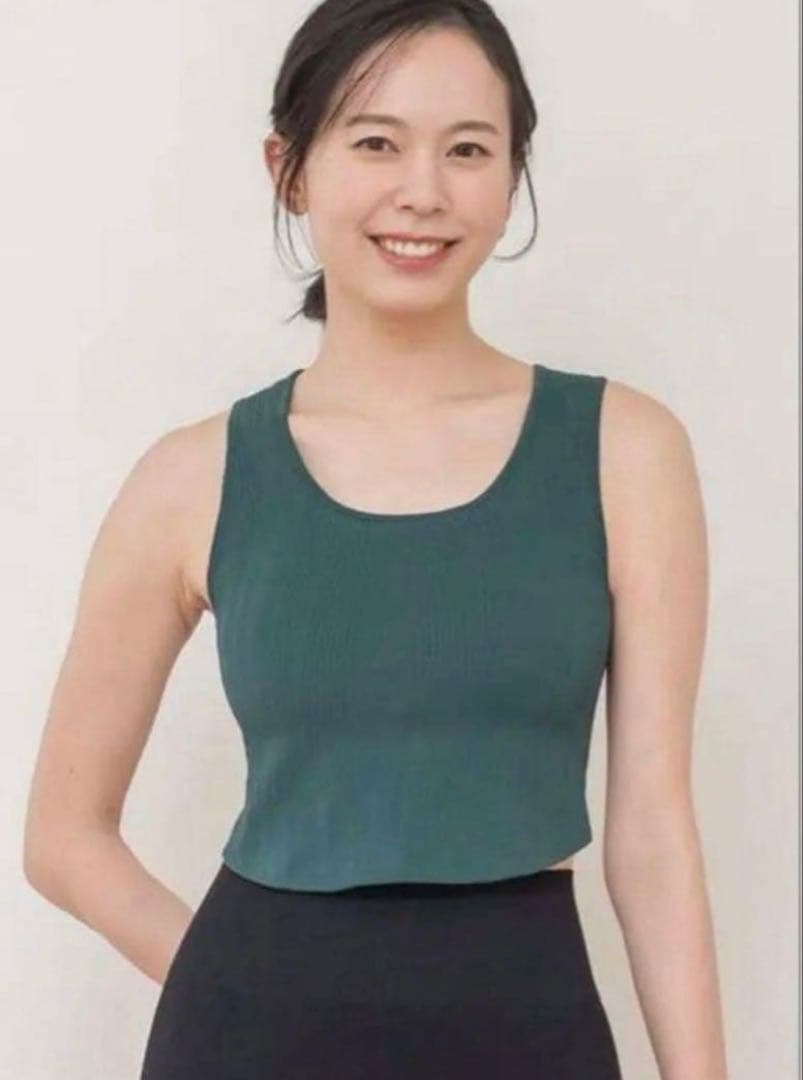 ダークグリーン ノースリーブ クロップトップ ヨガウェア