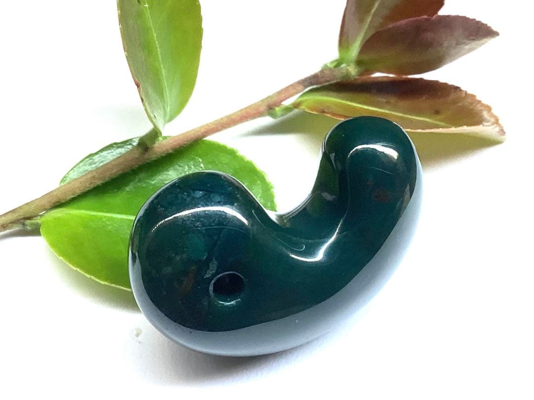 神宿る【 出雲石(青緑色の碧玉) 】島根県花仙山瑪瑙　青瑪瑙　出雲型勾玉　鑑別