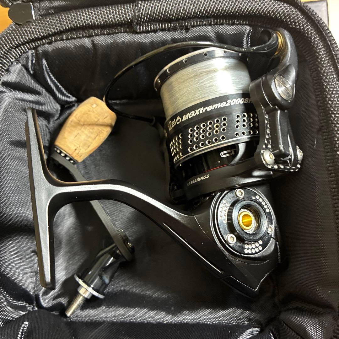 Revo MGXtreme 2000S スピニングリール