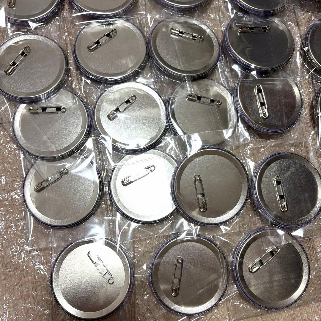 進撃の巨人 描き下ろし 座り 缶バッジ ハンジ　32点　色紙　おまけあり