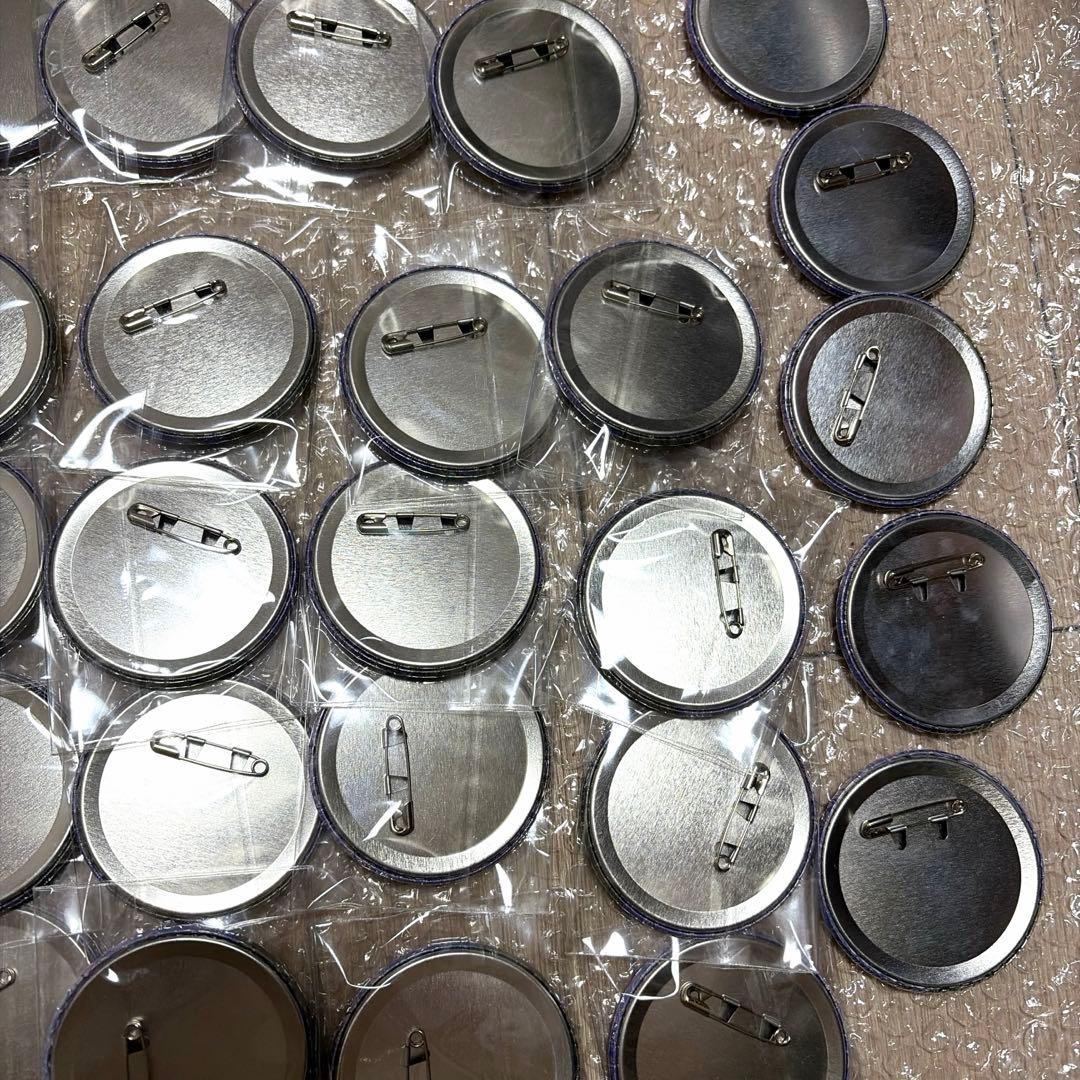 進撃の巨人 描き下ろし 座り 缶バッジ ハンジ　32点　色紙　おまけあり