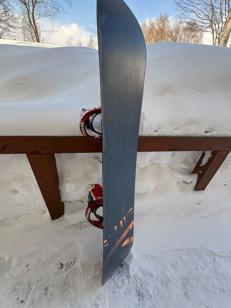 スノーボード グラフィティデザイン 赤色バインディング