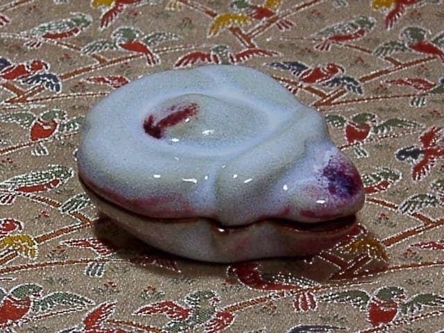 京焼・清水焼　二代 宇野宗甕作　玉椿香合　共箱　古物。