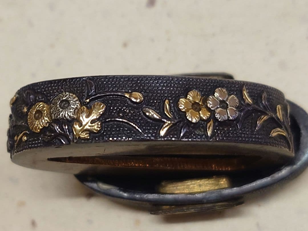 縁頭、赤銅魚子地に秋草に鶉図