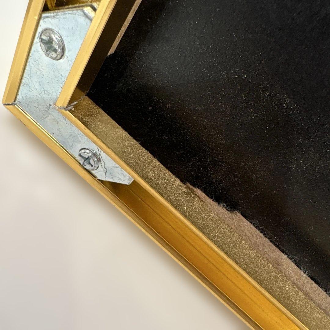 金色のレトロカーと都市風景のアート