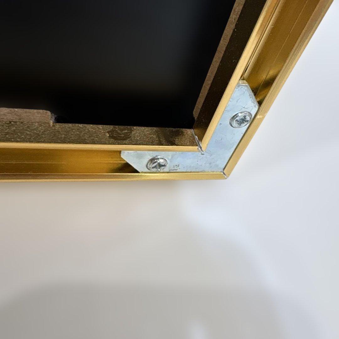 金色のレトロカーと都市風景のアート