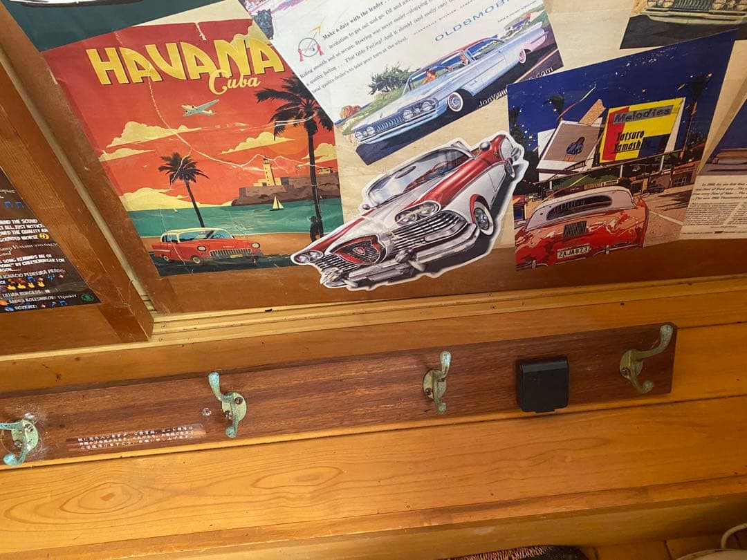 店舗用6連ハンガーフック色褪せてサビていますが、味があります。温度計付き