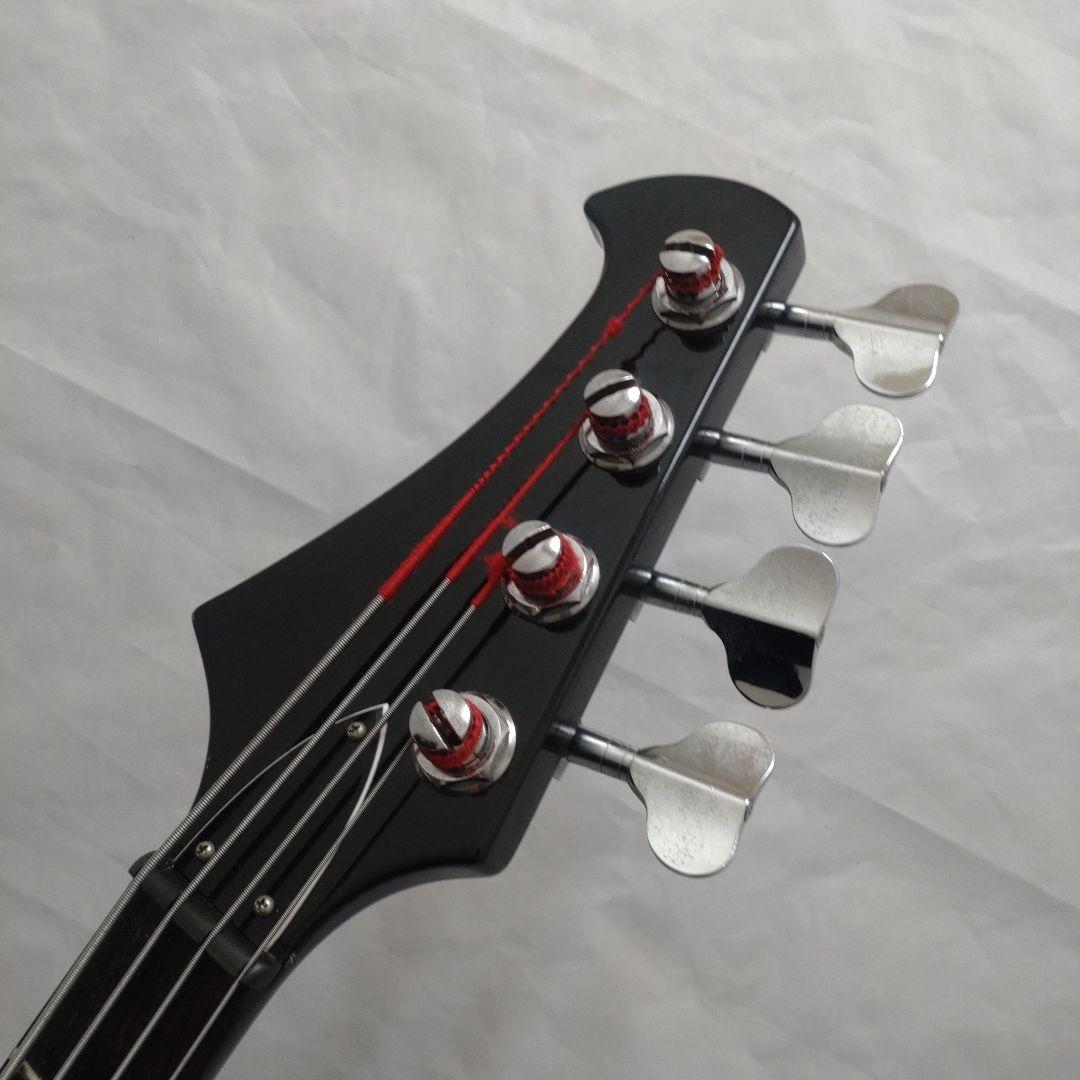 個性派ベーシストにワーロックベース！