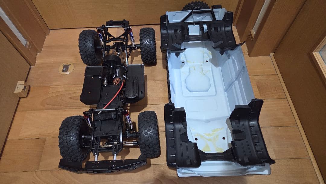 ラジコン 1/10 クローラー トラクサスのボディとタイヤ メカ付き