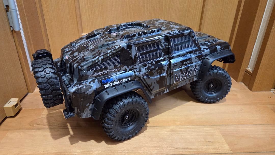 ラジコン 1/10 クローラー トラクサスのボディとタイヤ メカ付き