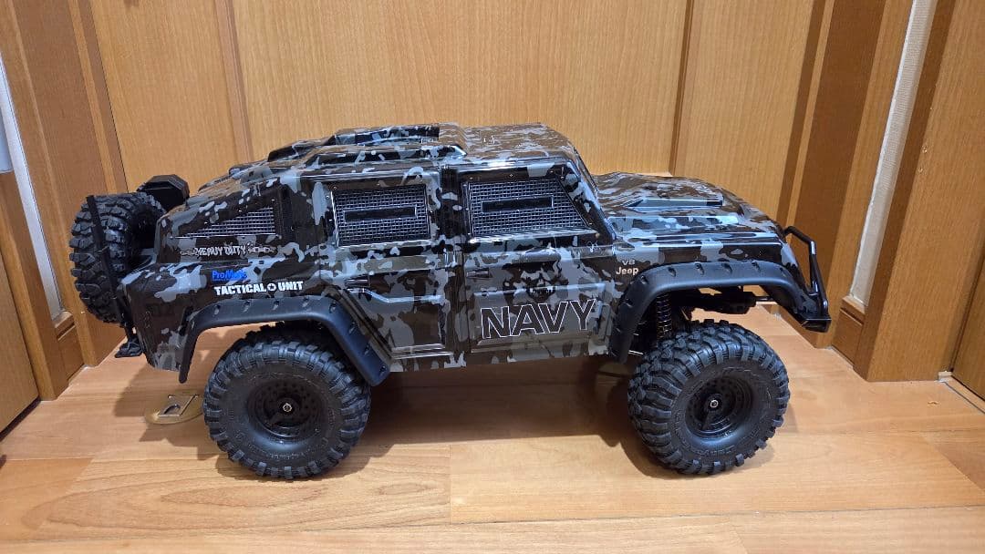 ラジコン 1/10 クローラー トラクサスのボディとタイヤ メカ付き