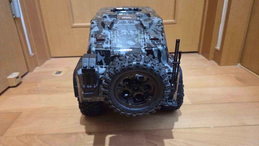 ラジコン 1/10 クローラー トラクサスのボディとタイヤ メカ付き