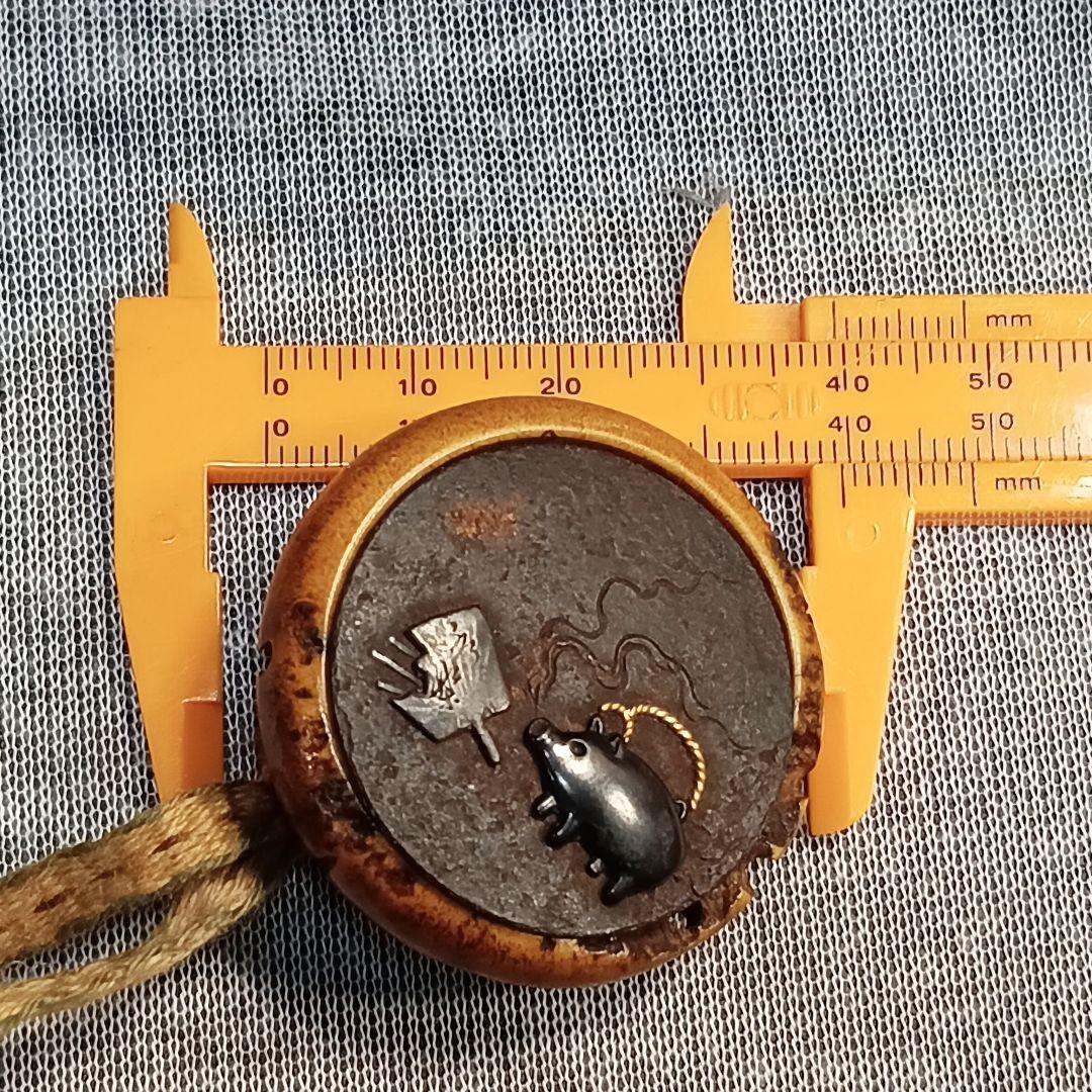 秀楽 在銘　鏡蓋 根付「貧乏長屋の夏の夕景 豚型蚊遣り器の図」