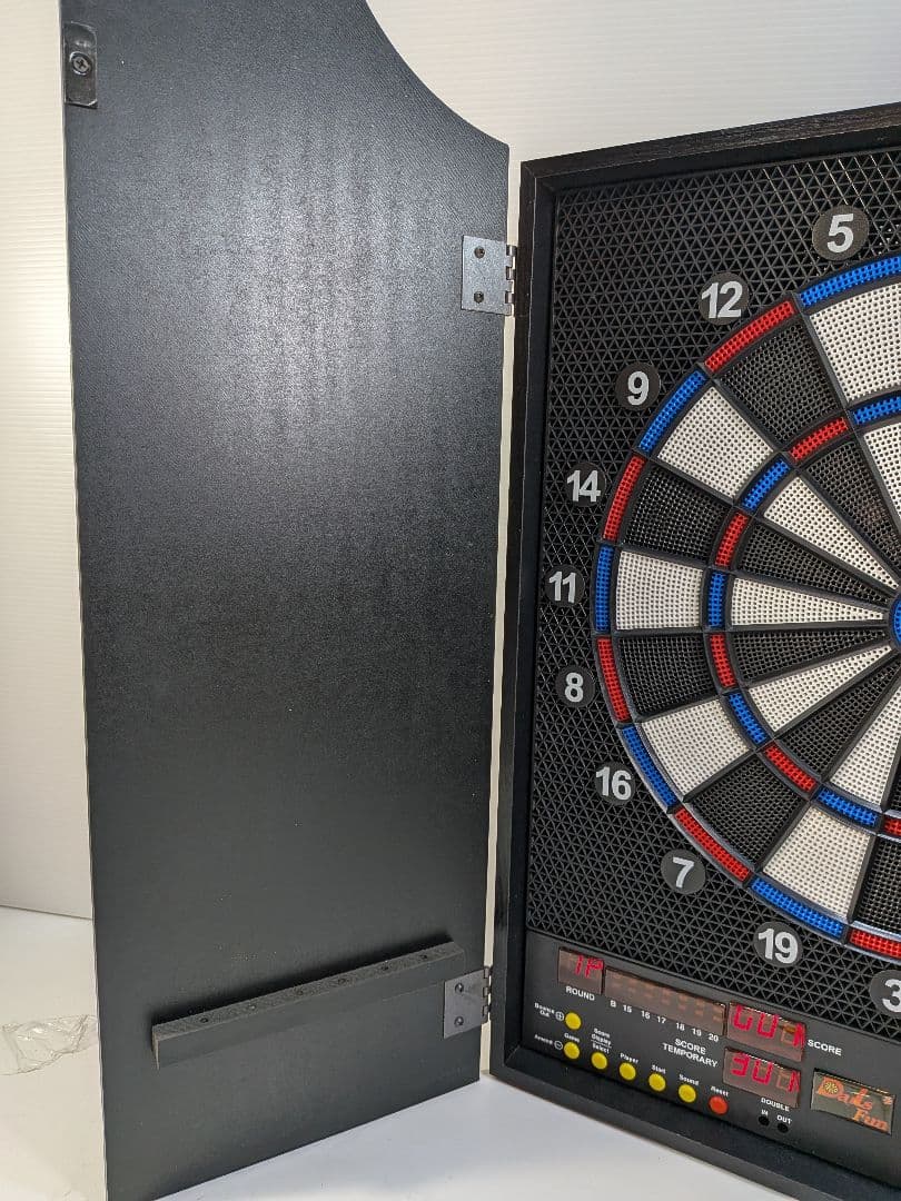 P847 【美品】電子ダーツボード KING'S HEAD 木製キャビネット付き