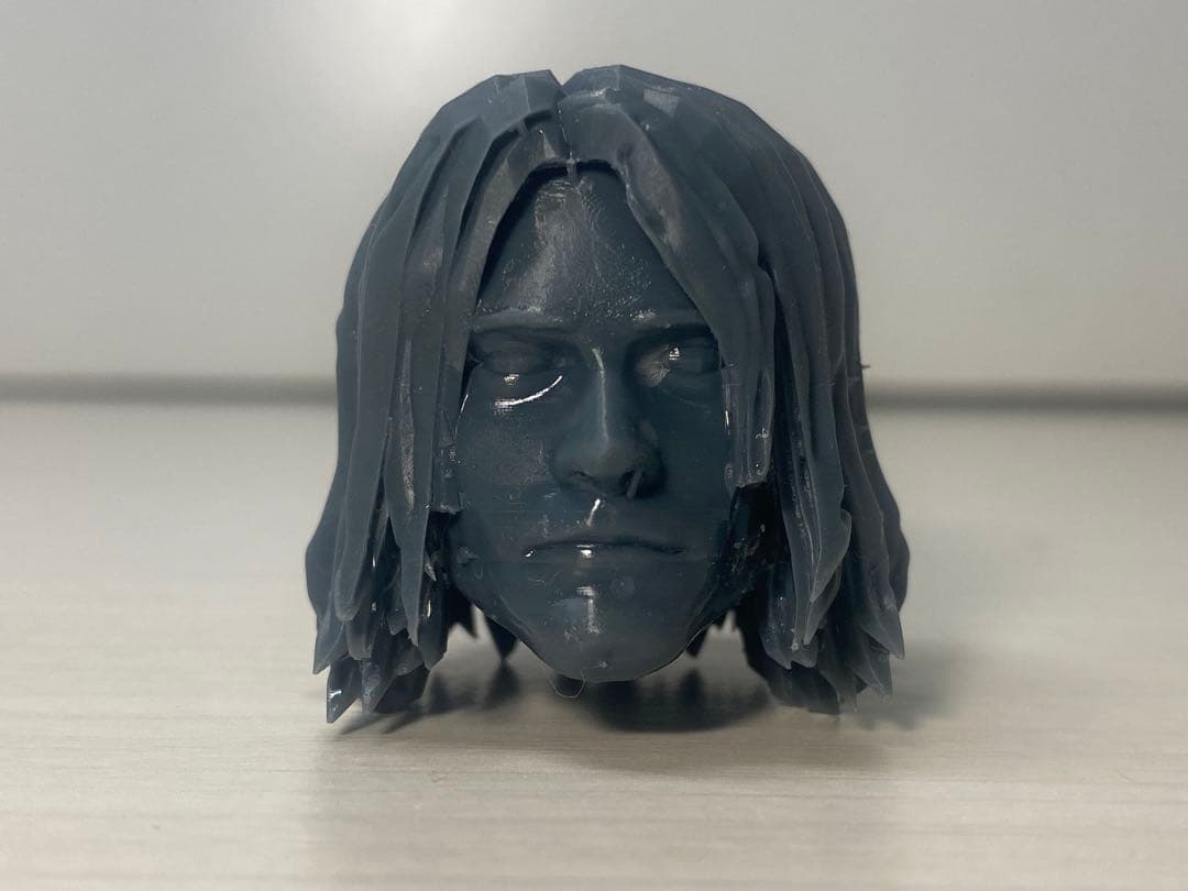 カート・コバーン像　2体　(片方は喫煙)