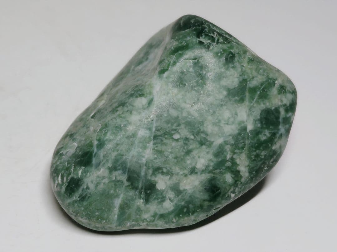 糸魚川151 翡翠 92g ヒスイ 原石 鑑賞石 自然石 誕生石 鉱物 鉱石