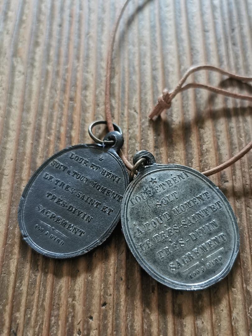 アンティークメダイ 祭壇と聖人 異素材ラージチャーム2枚ペアセット天然革紐付き