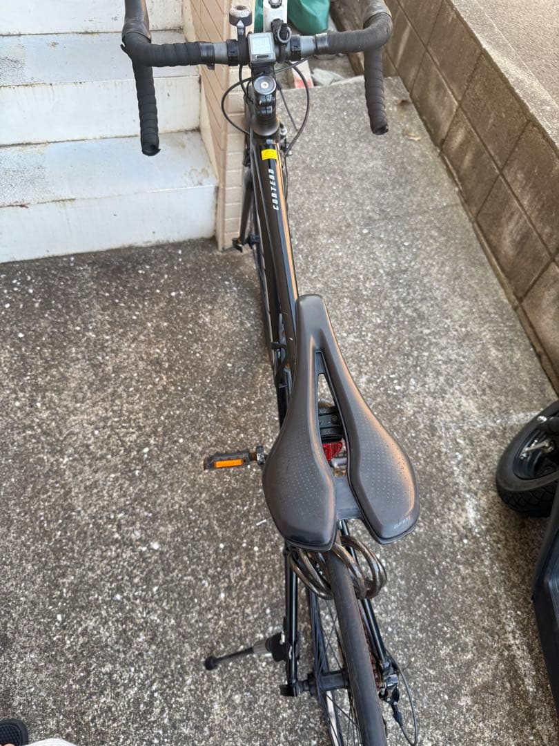 黒いロードバイク 700C