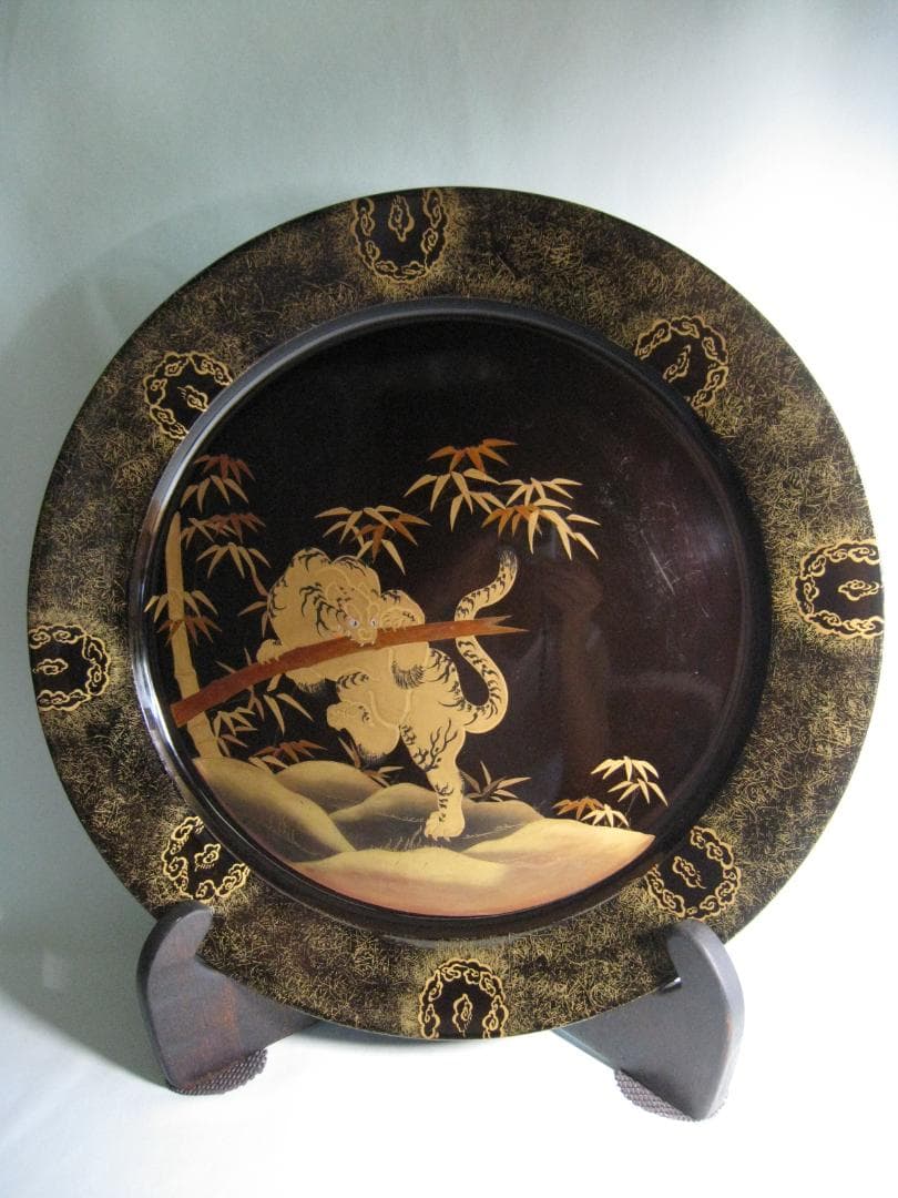 輪島塗　木製木地漆塗　【金蒔絵虎文漆塗飾皿】　径約50㎝