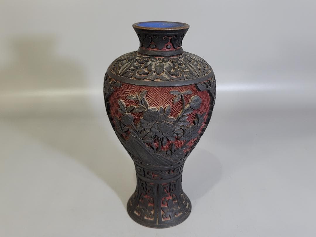 中国 古い 堆黒朱 刻草花紋 瓶 時代物