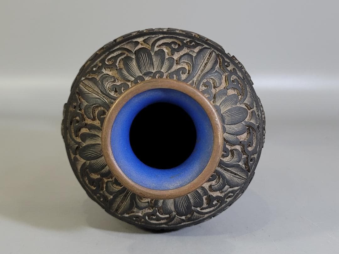 中国 古い 堆黒朱 刻草花紋 瓶 時代物