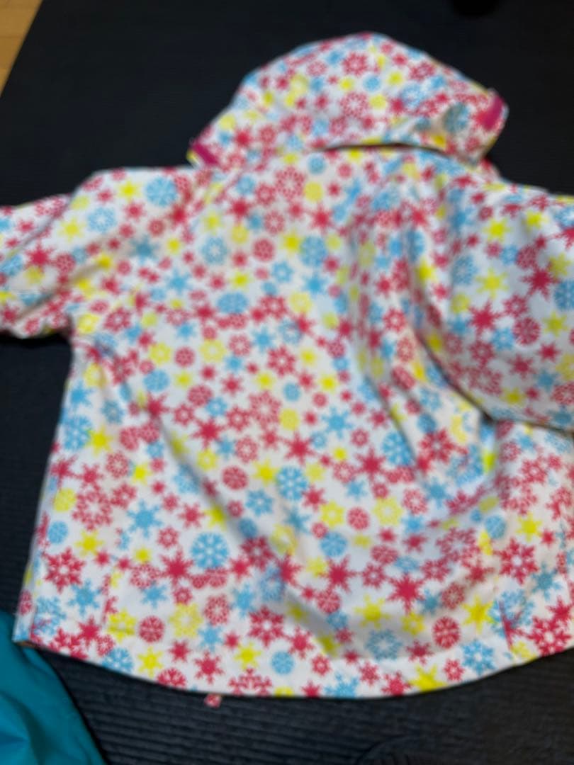 descente子ども用カラフル花柄スキーウェア