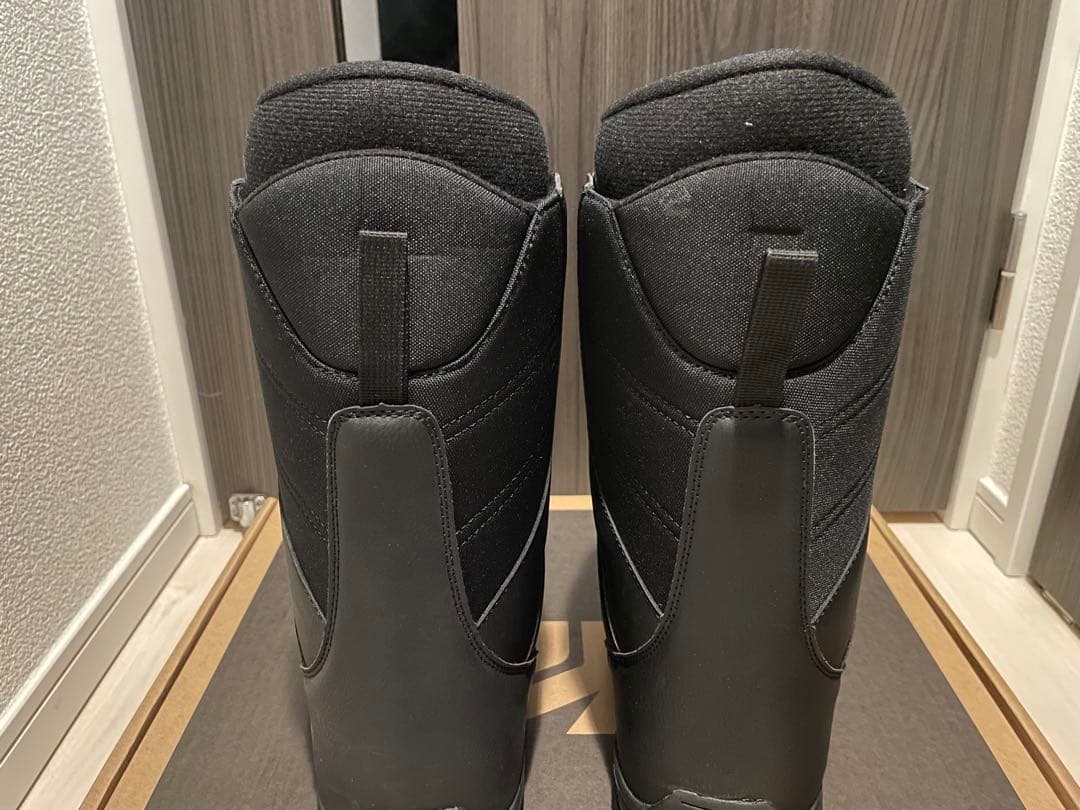 黒のスノーボードブーツ ボアシステム付き